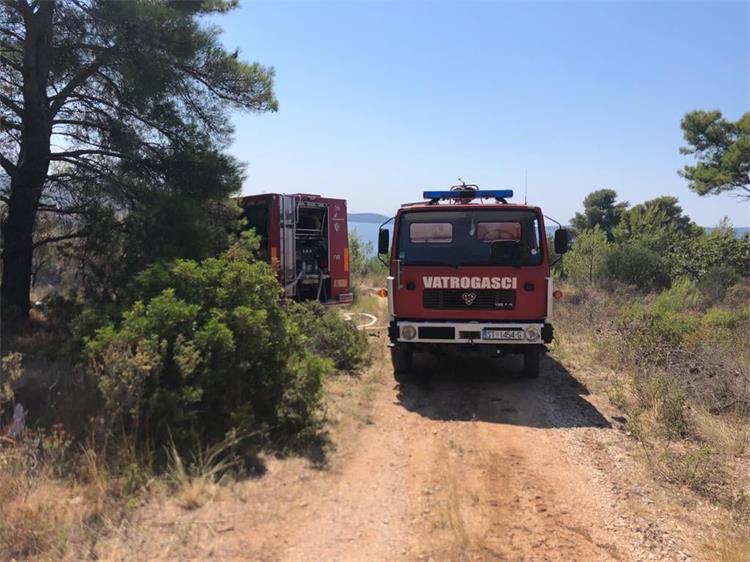 Slika /slike/DVD Supetar požar brač 2.jpg